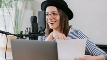 femme qui réalise une retranscription audio en texte