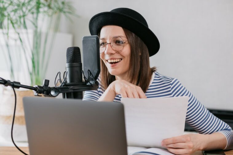 femme qui réalise une retranscription audio en texte